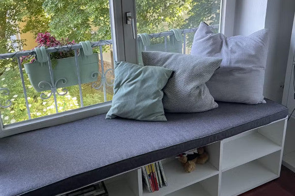 Cuscino per scaffale su misura davanti alla finestra