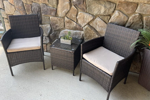 Mobili da terrazza in rattan con cuscini da seduta