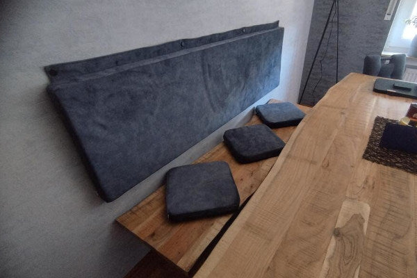 Cuscino da parete per la sala da pranzo con cuscino per seduta.