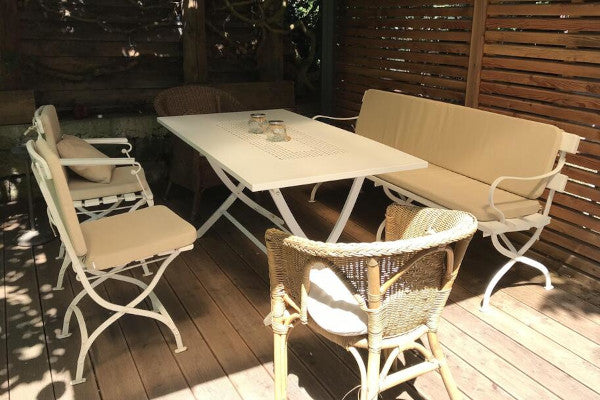 Cuscini da esterno per panche e sedute da terrazza.